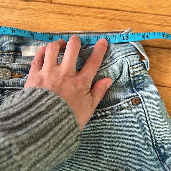 2000s Light Wash Levi’s 501s - Picture 7 of 10